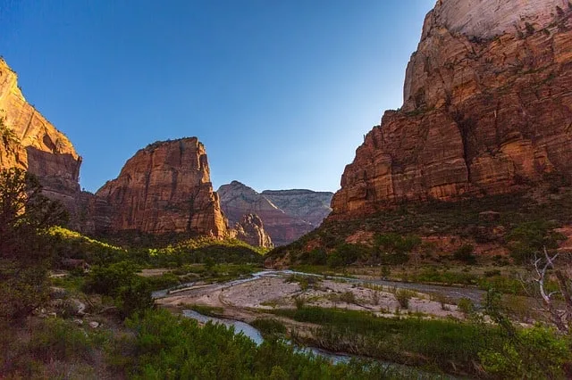 USA Road Trip Itinerary 3-4 Weeks: Angels Landing in Zion NP