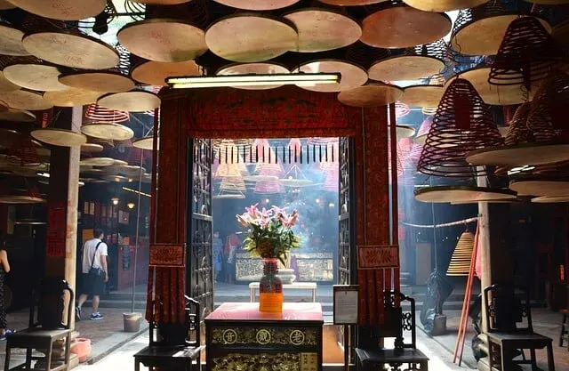 Hong Kong Points of Interest - visit the many temples