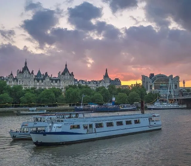 things to see and do in London - cruise the river thames