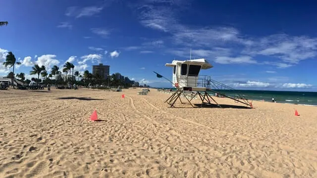 White wooden lifeguard station on the beige sands of Fort Lauderdale Beach