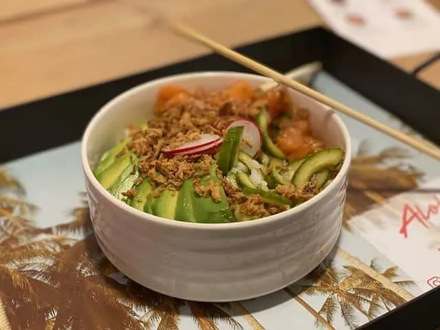 Poke Bowl with chopstiks on a palm tree placemap