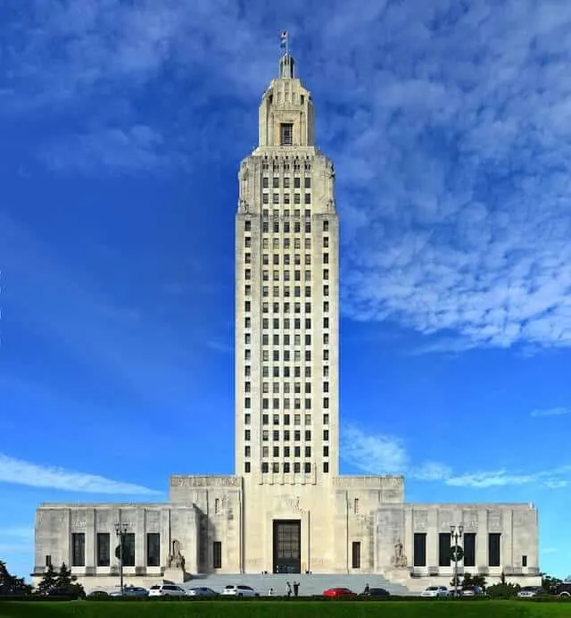 Large white skyscraper building with single story wings either side - the Baton Rouge Capitol Building