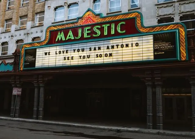 Facade of the Majestic Theatre with old style text board sating "San Antonio we love you, See you soon'