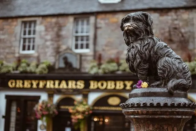 Greyfriars Bobby statue in front of the pub of the same name