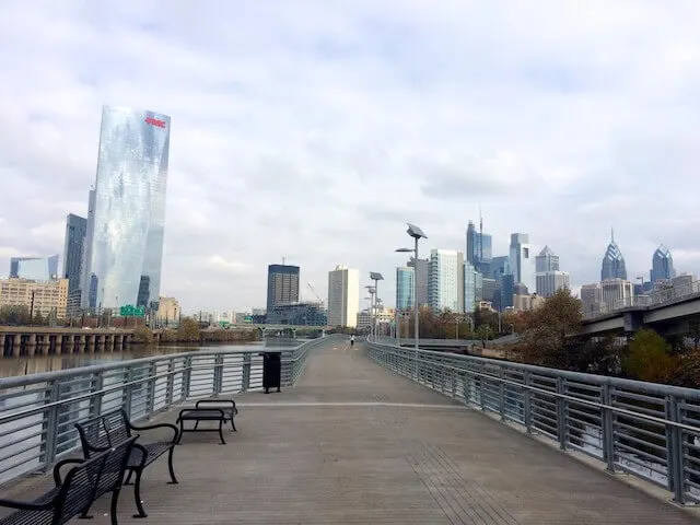 schuylkill padestrian walkway with the city skyscrapers in the background