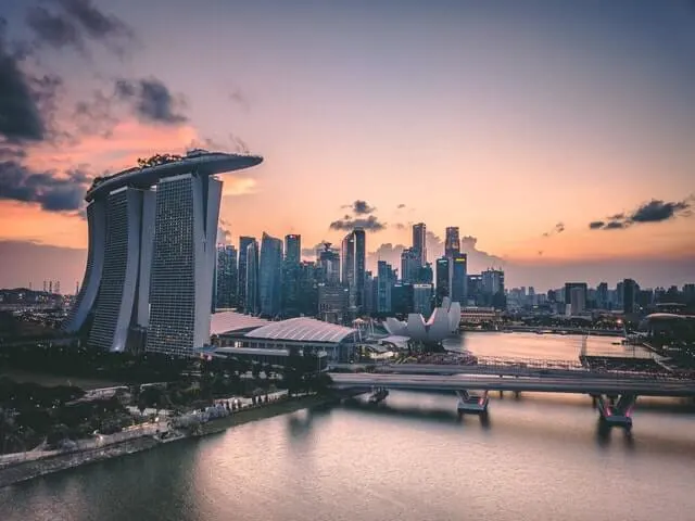 Marina Bay Sands hotel in front of the city skyline at dusk in Singapore
