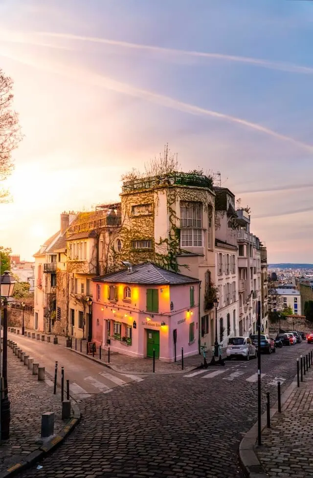 Cobbled streets and pretty houses in Monmartre