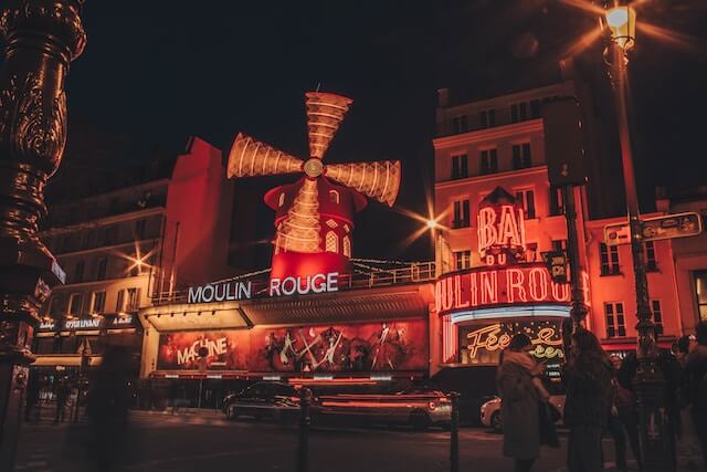 Moulin Rogue lit up at Night